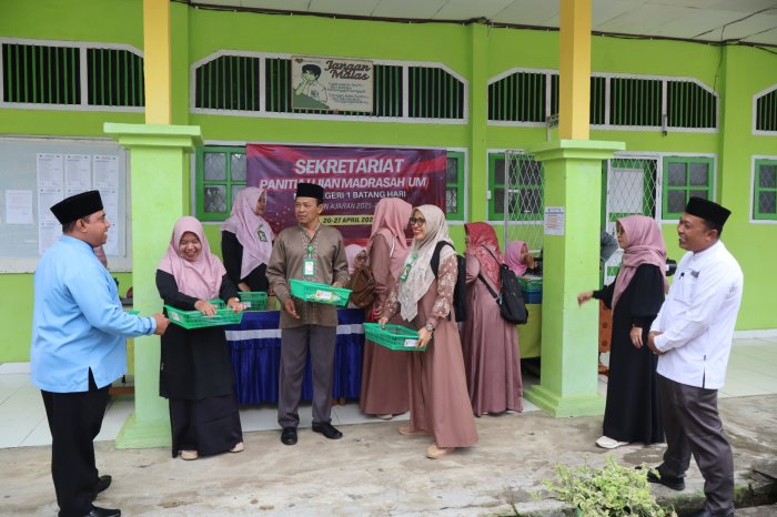 Hangatnya Kebersamaan Panitia UM MTsN 1 Batang Hari: Saling Canda Sebelum Tugas Negara