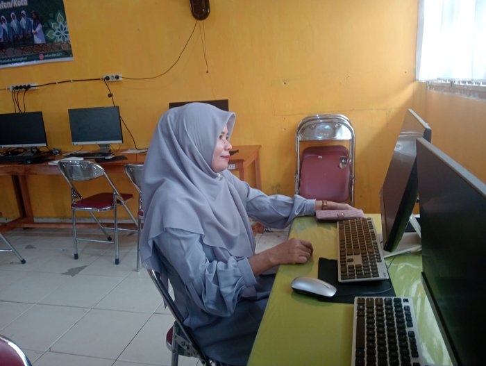 Dedikasi Tanpa Batas: Meski Libur, Ibu Husni Laili Utusan MTsN 1 Batang Hari Tetap Berjuang di Olimpiade Bahasa Arab