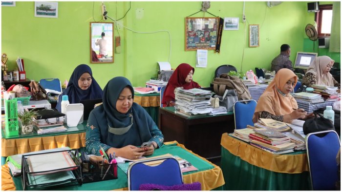 Kelas Sepi Bukan Berarti Santai, Intip Serunya Guru MTsN 1 Batang Hari Mengajar Daring Dari Sekolah