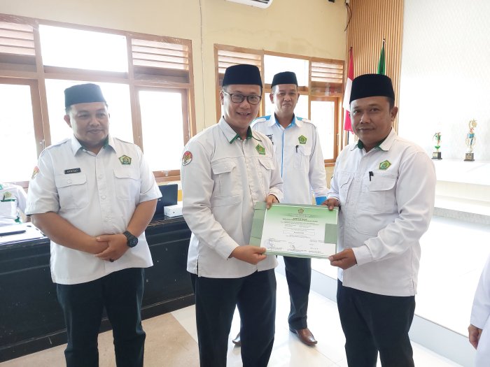 Apresiasi Kinerja, Kakankemenag Batang Hari Serahkan Sertifikat PKKM 2025: MTsN 1 Batang Hari Raih Predikat Amat Baik Apresiasi Kinerja, Kakankemenag Batang Hari Serahkan Sertifikat PKKM 2025: MTsN 1 Batang Hari Raih Predikat Amat Baik
