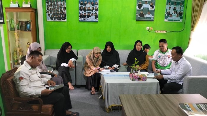 Momen Rapat Persiapan Libur Lebaran, Kepala MTsN 1 Batang Hari Gelar Koordinasi Intensif Bersama Staf TU