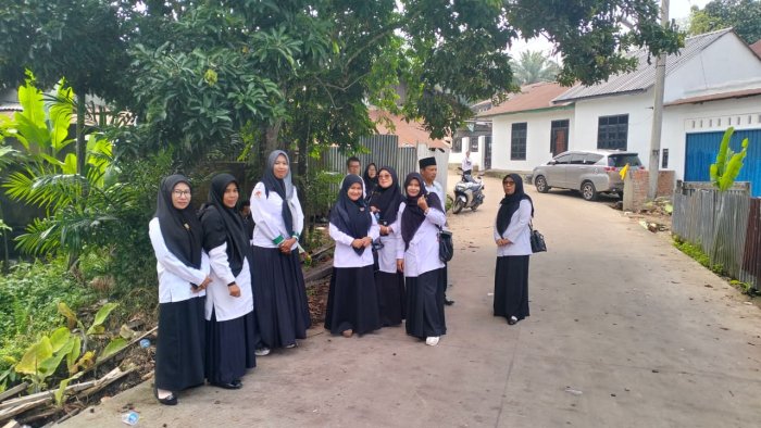Wujud Empati, Guru dan Staf TU MTsN 1 Batang Hari Takziah ke Rumah Duka di Mestong Wujud Empati, Guru dan Staf TU MTsN 1 Batang Hari Takziah ke Rumah Duka di Mestong