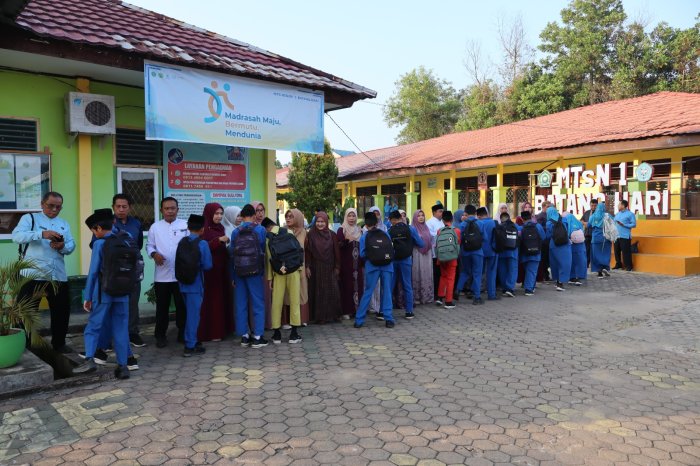 Sambut Pagi dengan Senyum, Kepala dan Kaur TU MTsN 1 Batang Hari Konsisten Gaungkan Budaya 5S di Gerbang Madrasah Sambut Pagi dengan Senyum, Kepala dan Kaur TU MTsN 1 Batang Hari Konsisten Gaungkan Budaya 5S di Gerbang Madrasah