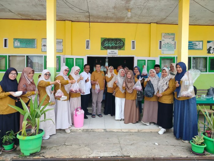 Wajah Bahagia Selimuti MTsN 1 Batang Hari dalam Momentum Pembagian Daging Koperasi Syariah