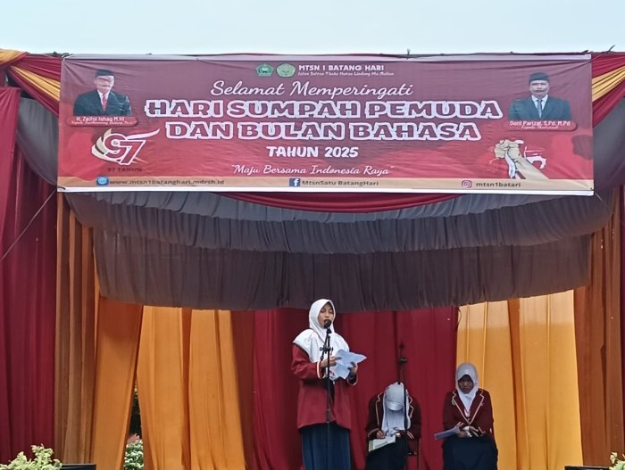 Siswi perwakilan English Club Tampil Memukau membawakan Pidato Bahasa Inggris di Acara Bulan Bahasa