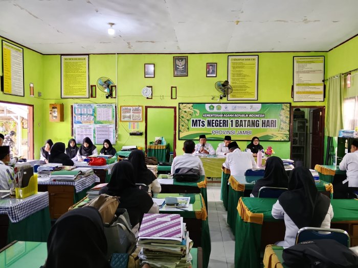 Rapat Strategis: Kepala MTsN 1 Batang Hari Pacu Kesiapan Guru Sambut HUT RI ke-81 dan MBG Rapat Strategis: Kepala MTsN 1 Batang Hari Pacu Kesiapan Guru Sambut HUT RI ke-81 dan MBG