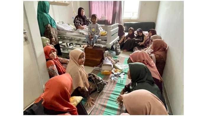 Keluarga Besar MTsN 1 Batang Hari Jenguk Rekan Kerja dan Keluarga yang Sakit: Wujud Kepedulian dan Kebersamaan