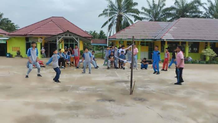 Adu Keterampilan Kaki: Kelas 9.D dan 9.B Unjuk Gigi di Arena Sepak Takraw Class Meeting MTsN 1 Batang Hari