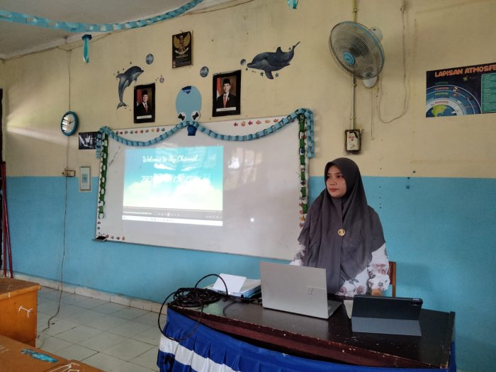 Supervisi Akademik, Ibu Dra. Adriyanti Pantau Langsung Kegiatan Belajar Bu Chrisna Ferawati di Kelas IX E