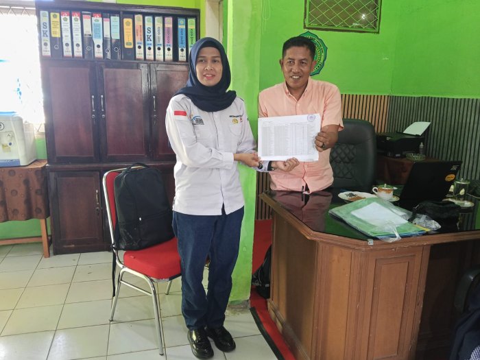 Validasi Data PKH, MTsN 1 Batang Hari Serahkan Daftar Absensi Siswa Kepada Utusan Dinas Sosial