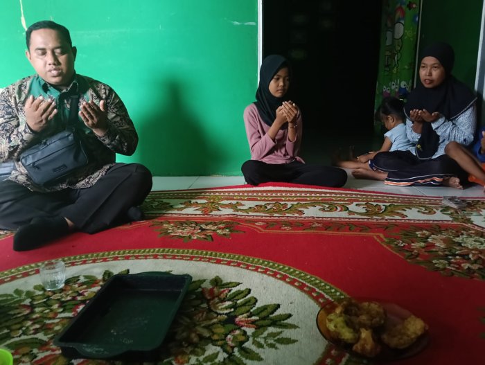 Wujud Kepedulian, Wali Kelas, Guru, dan Siswa MTsN 1 Kunjungi Siswa yang Sakit