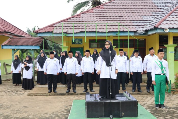 Tinggal Satu Minggu Menuju ASAS, Pembina Upacara MTsN 1 Batang Hari Ingatkan Siswa Jaga Kebersihan & Optimalkan Ikhtiar