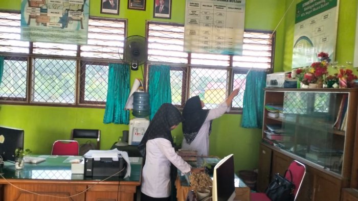 Awali Pagi di Bulan Ramadan 1447 H dengan Kebersihan, Dua Waka MTsN 1 Batang Hari Kompak Benahi Ruang Kerja