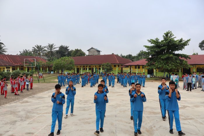 Sehat dan Ceria, Civitas Akademika MTsN 1 Batang Hari Gelar Senam Bersama Anak Indonesia Hebat dan Ikan Nae di Pante