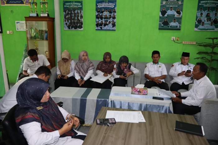 Respons Cepat Pengumuman PMBM, Kepala MTsN 1 Batang Hari Kumpulkan Panitia Bahas Perubahan Jadwal