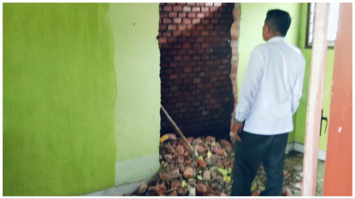 MAKSIMALKAN PELAYANAN, KAUR TU MTsN 1 BATANG HARI PANTAU LANGSUNG PEMBUATAN FASILITAS WC RUANG BK