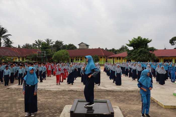 Wujudkan Generasi Bugar, MTsN 1 Batang Hari Rutinkan Senam Anak Indonesia Hebat Setiap Rabu