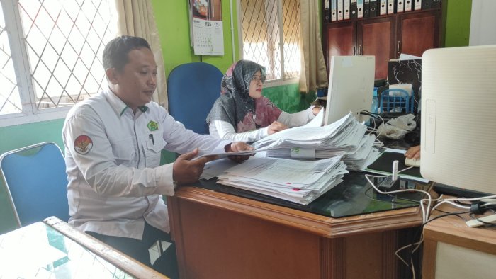 Wujud Komitmen Pimpinan, Kepala MTsN 1 Batang Hari Awasi Langsung Proses Pendataan EMIS