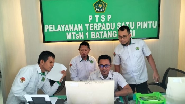 Dipantau Ketua Panitia, Tim PMBM MTsN 1 Batang Hari Perketat Verifikasi Berkas Jalur Prestasi dan Afirmasi