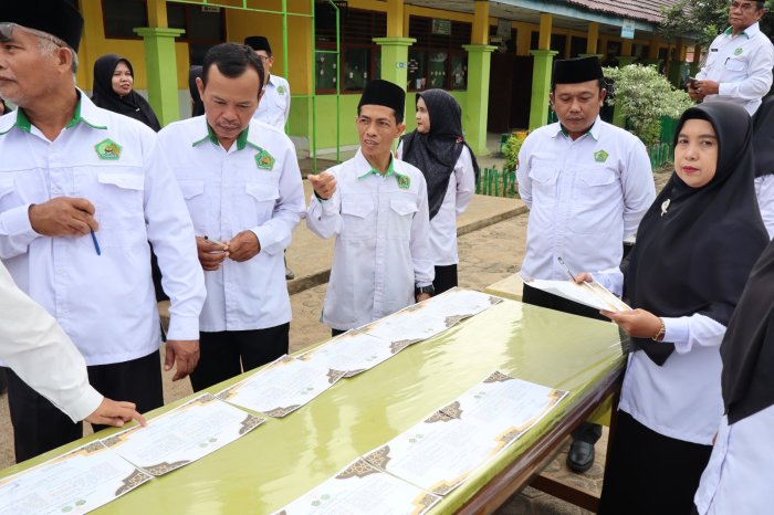 Perkuat Komitmen Pelayanan, Seluruh Guru dan Staf TU MTsN 1 Batang Hari Tandatangani Pakta Integritas