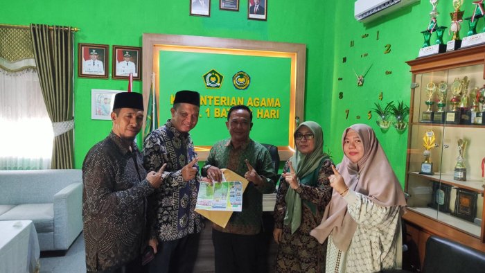 Pererat Silaturahmi, MAN 1 Batang Hari Kunjungi MTsN 1 Batang Hari Terkait Sosialisasi PMBM