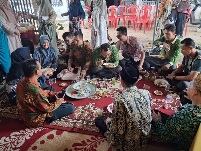 Pererat Silaturahmi, Keluarga Besar MTsN 1 Batang Hari Hadiri Undangan di Kediaman Ibu Santhi Wahyuni