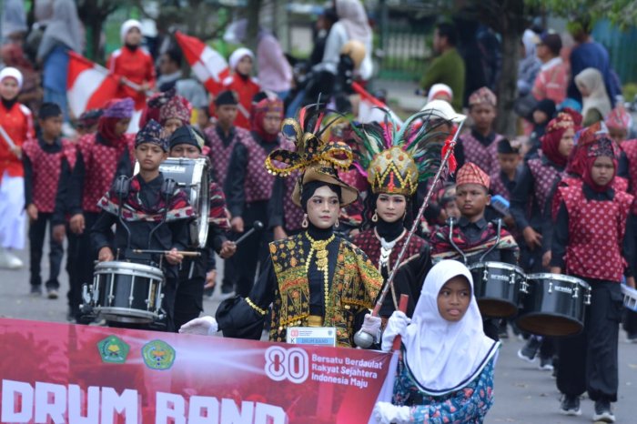 Sukses! Tim Baris-Berbaris dan Drum Band MTsN 1 Batang Hari Sabet Juara di Pawai Pembangunan Kabupaten Batang Hari