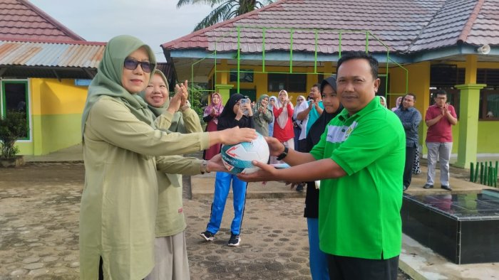 Game On! Penyerahan Bola Secara Simbolis Kepala Madrasah Tandai Dimulainya Class Meeting MTsN 1 Batang Hari