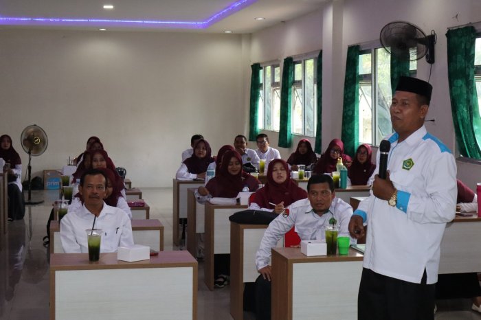 Wujudkan Pembelajaran Humanis, Bapak Asmadi Paparkan Kurikulum Berbasis Cinta (KBC) di MTsN 1 Batang Hari Wujudkan Pembelajaran Humanis, Bapak Asmadi Paparkan Kurikulum Berbasis Cinta (KBC) di MTsN 1 Batang Hari
