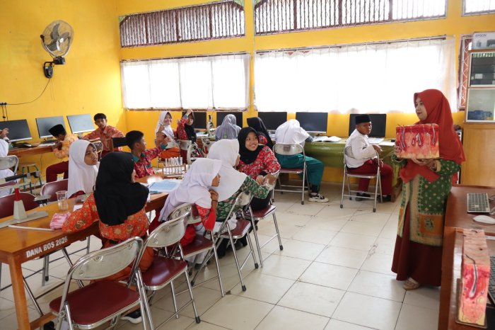 Kenalkan Dunia Sains sejak Dini, Siswa Kelas 7 MTsN 1 Batang Hari Ikuti Praktikum dan Pengenalan Alat Laboratorium IPA