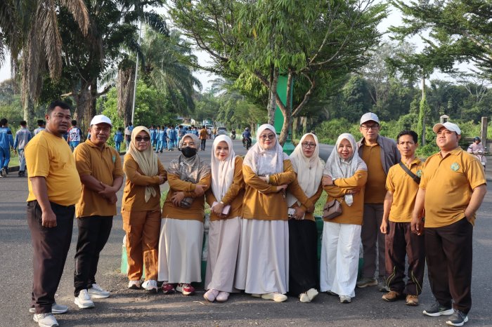 Jaga Kebugaran dan Kebersamaan, Seluruh Civitas Akademika MTsN 1 Batang Hari Gelar Jalan Sehat Jumat Pagi
