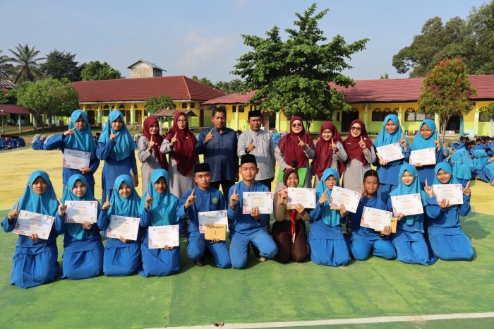 Apresiasi Generasi Gemilang: MTsN 1 Batang Hari Serahkan Sertifikat dan Hadiah bagi Juara Kelas Sebelum Pembagian Rapor Apresiasi Generasi Gemilang: MTsN 1 Batang Hari Serahkan Sertifikat dan Hadiah bagi Juara Kelas Sebelum Pembagian Rapor