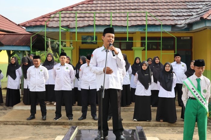 Upacara Senin Pagi: Bapak Khalimi, S.Pd.I Tekankan Disiplin Hadapi Ujian ASAS di MTsN 1 Batang Hari