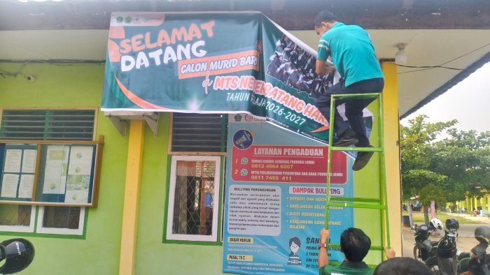 Sambut Calon Siswa Baru, Waka PMBM MTsN 1 Batang Hari Turun Tangan Pasang Spanduk Ucapan Selamat Datang Sambut Calon Siswa Baru, Waka PMBM MTsN 1 Batang Hari Turun Tangan Pasang Spanduk Ucapan Selamat Datang