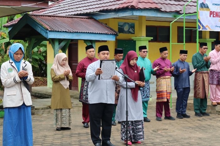 Penuh Khidmat, Bapak Ridwan, S.Pd.I. Pimpin Doa pada Upacara Peringatan Hardiknas di MTsN 1 Batang Hari