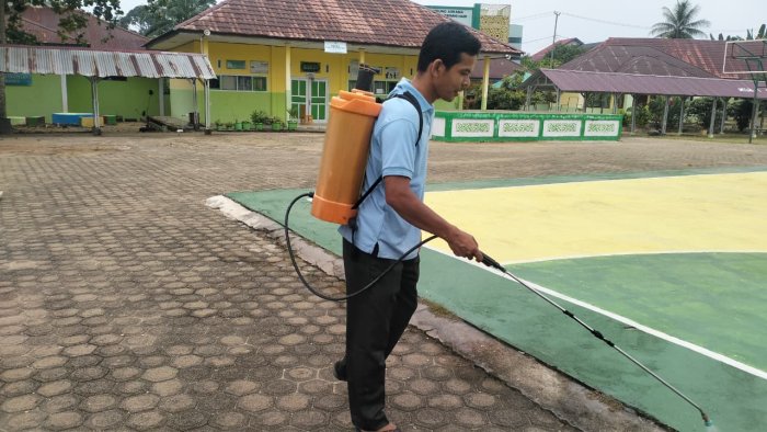 Wujud Loyalitas Tanpa Batas, Staf Madrasah Lakukan Penyemprotan Lapangan Utama Demi Kebersihan Menjelang MATAMUDA Wujud Loyalitas Tanpa Batas, Staf Madrasah Lakukan Penyemprotan Lapangan Utama Demi Kebersihan Menjelang MATAMUDA