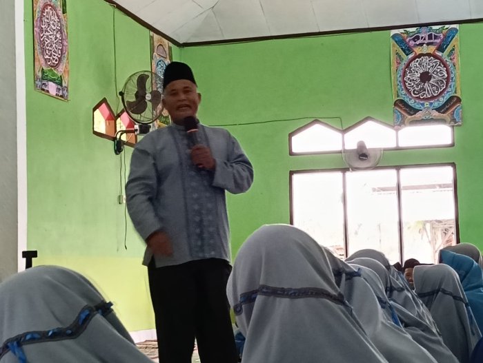 Dari Mushola Madrasah, Pesan Pak Mukhtar Menggema: Jadilah Siswa yang Patuh dan Tanggung Jawab