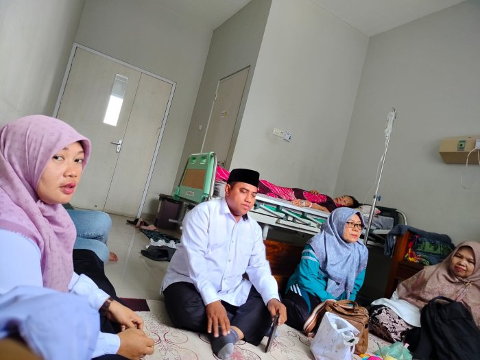 Hangatnya Semangat Kekeluargaan: MTsN 1 Batang Hari Beri Dukungan Moril Staf TU yang Sakit Hangatnya Semangat Kekeluargaan: MTsN 1 Batang Hari Beri Dukungan Moril Staf TU yang Sakit