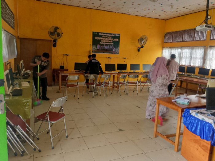 Sambut Jalur Prestasi, Panitia PMBM MTsN 1 Batang Hari Gerak Cepat Siapkan Ruang Tes