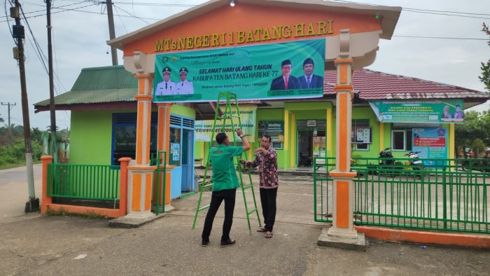PLT Kaur TU MTsN 1 Batang Hari Bersama Staf Sukses Pasang Spanduk Ucapan HUT ke-77 Kabupaten Batang Hari
