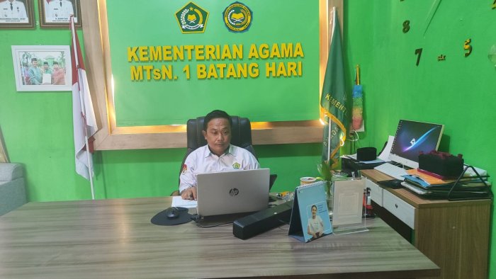 Tindak Lanjuti Surat Kanwil Kemenag Jambi, Kepala MTsN 1 Batang Hari Ikuti Rapat Evaluasi Kinerja Triwulan III