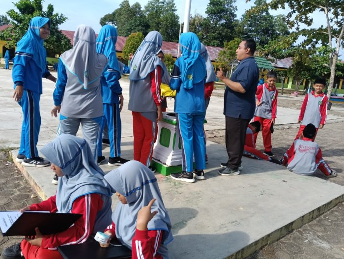 Bersiap tampil maksimal di upacara Senin, Kelas VII D Mantapkan Diri dalam Gladi Bersiap tampil maksimal di upacara Senin, Kelas VII D Mantapkan Diri dalam Gladi
