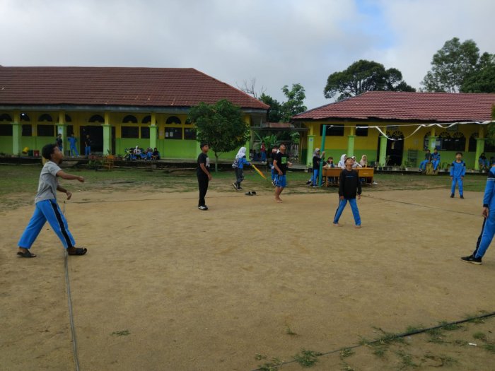 Lanjutan Voli Putra Class Meeting MTsN 1 Batang Hari: 8.D Taklukkan 8.B Dua Set Langsung