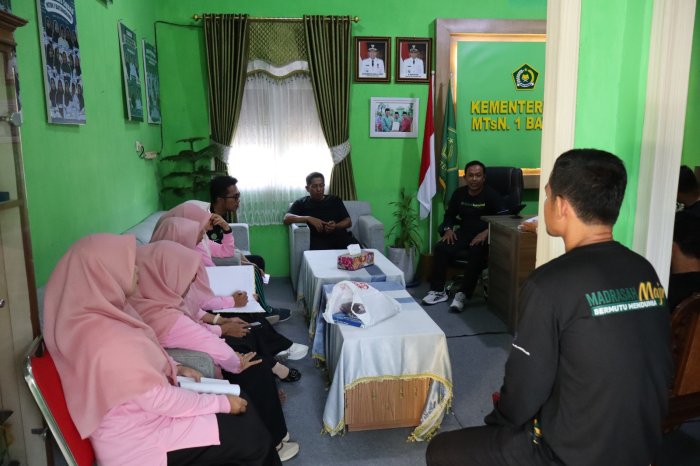 H-1 Ujian Seleksi, Seluruh Panitia PMBM MTsN 1 Batang Hari Gelar Rapat Pemantapan di Ruang Kepala Madrasah H-1 Ujian Seleksi, Seluruh Panitia PMBM MTsN 1 Batang Hari Gelar Rapat Pemantapan di Ruang Kepala Madrasah