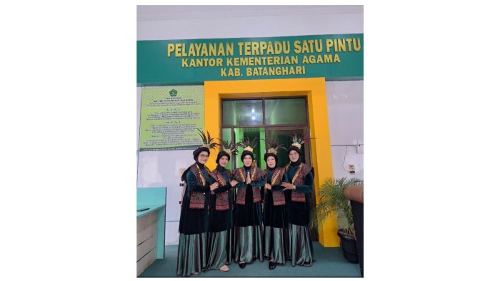 Ibu Rati Artarini. MZ Dari MTsN 1 Batang Hari Perkuat Tim Paduan Suara Kemenag Batang Hari di Ajang HAB ke-80