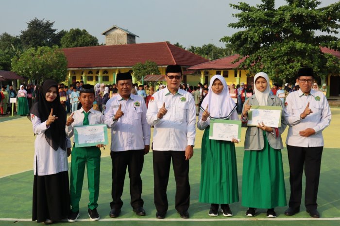Buka MATAMUDA, Kakan Kemenag Batang Hari Serahkan Penghargaan Juara OBA ke-9 di MTsN 1 Batang Hari Buka MATAMUDA, Kakan Kemenag Batang Hari Serahkan Penghargaan Juara OBA ke-9 di MTsN 1 Batang Hari