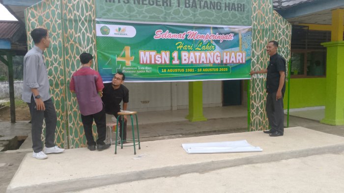 Di Balik Sukses Harlah MTsN 1 Batang Hari: Dedikasi Tanpa Batas Tim Dekorasi dan Perlengkapan