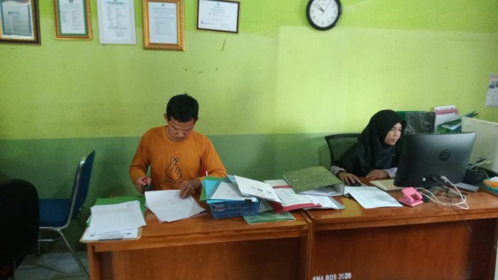 Awal Bulan Penuh Produktivitas, Jajaran Staf Tata Usaha MTsN 1 Batang Hari Sibuk Rampungkan Berkas Laporan Bulanan Awal Bulan Penuh Produktivitas, Jajaran Staf Tata Usaha MTsN 1 Batang Hari Sibuk Rampungkan Berkas Laporan Bulanan