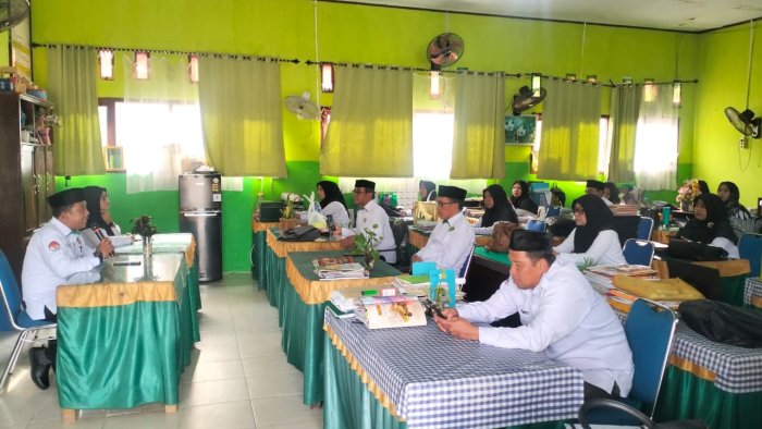 Rapatkan Barisan, Mantapkan Langkah Menuju ZI Tahap 2 Dan Instruksikan ASN Segera Tuntaskan SKP TW 4 dan E-Kinerja Rapatkan Barisan, Mantapkan Langkah Menuju ZI Tahap 2 Dan Instruksikan ASN Segera Tuntaskan SKP TW 4 dan E-Kinerja