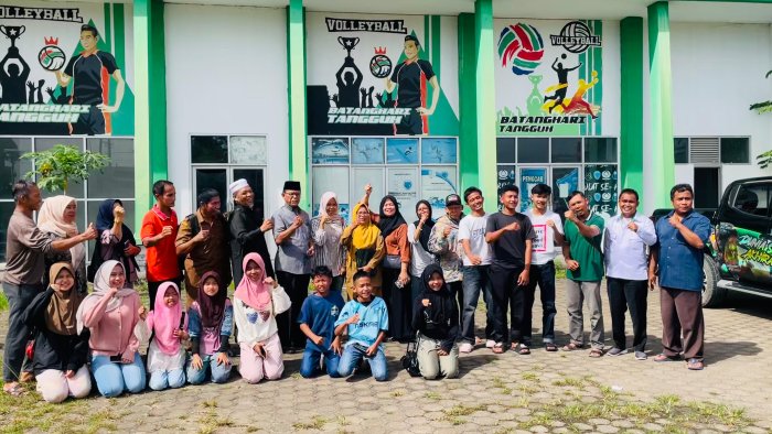 Kibarkan Asa Batang Hari di Meja Hijau: Dua Srikandi MTsN 1 Batang Hari Berjuang di Kejurprov Tenis Meja Jambi